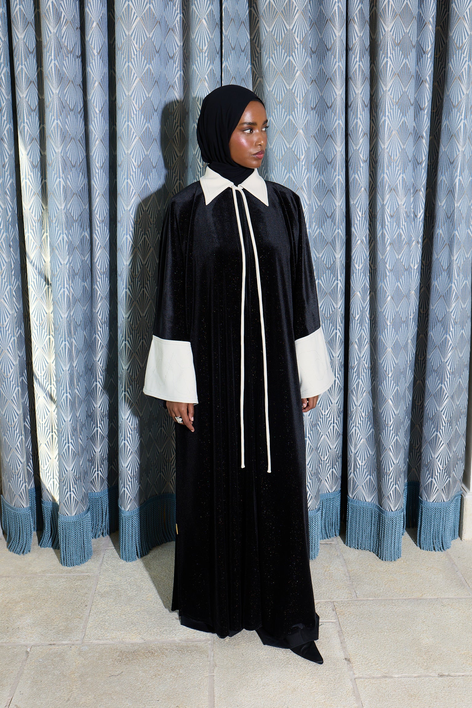velvet cloak - black/beige